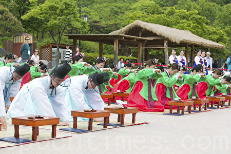 5月15日，韩国首尔市在南山韩屋村举行第45届韩国传统成年节仪式。韩国的成年节定为每年五月第三个星期一。 （全景林／媒体）