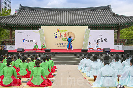 5月15日，韩国首尔市在南山韩屋村举行第45届韩国传统成年节仪式。韩国的成年节定为每年五月第三个星期一。 （全景林／媒体）